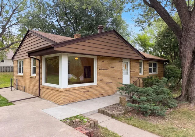 Photo 1 of Single family home for sale at 2804 Churchill St, Roseville, MN 55113 | MLS# 7135292 | Listing updated on 2026-10-01