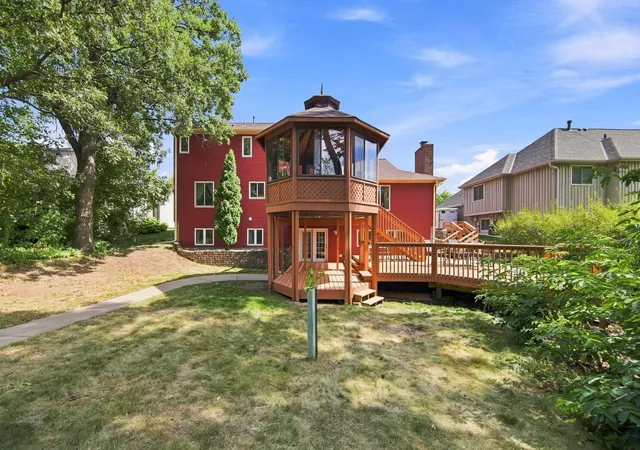 Photo 4 of Single family home for sale at 3017 Standridge Pl, Maplewood, MN 55109 | MLS# 7135300 | Listing updated on 2026-10-16