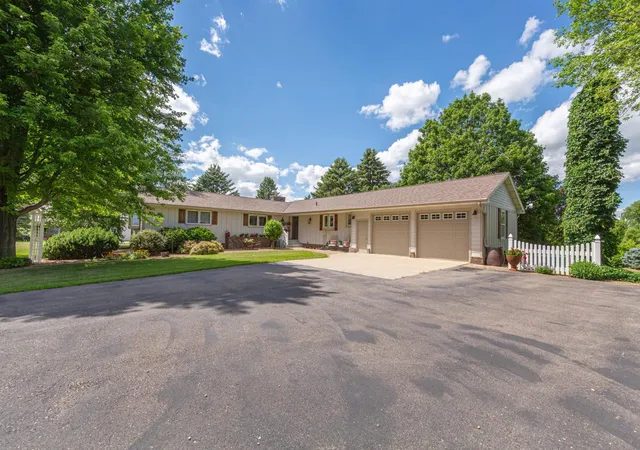 Photo 2 of Single family home for sale at 20642 528th Ave, Lake Crystal, MN 56055 | MLS# 7135345 | Listing updated on 2026-09-02