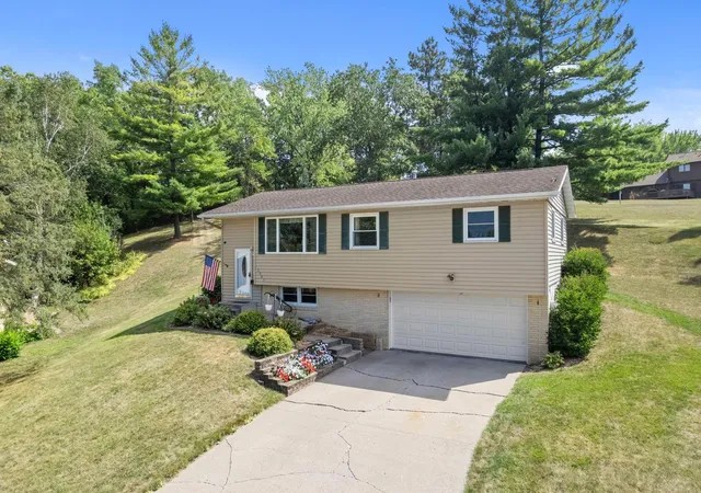 Photo 1 of Sale Pending at 3501 Graves Dr, Red Wing, MN 55066 | MLS# 7135355 | Listing updated on 2026-09-23