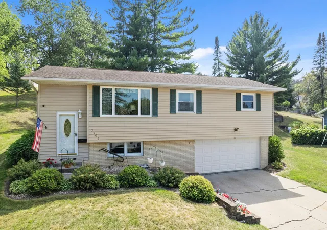 Photo 2 of Sale Pending at 3501 Graves Dr, Red Wing, MN 55066 | MLS# 7135355 | Listing updated on 2026-09-23
