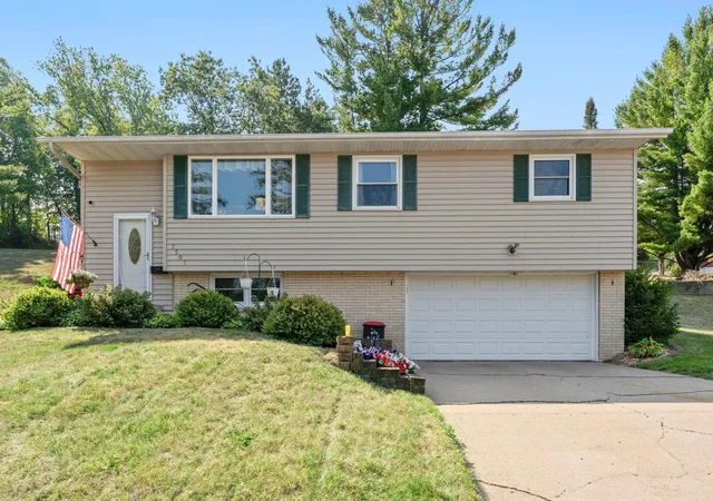 Photo 3 of Sale Pending at 3501 Graves Dr, Red Wing, MN 55066 | MLS# 7135355 | Listing updated on 2026-09-23