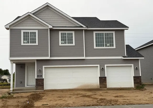 Photo 2 of Single family home for sale at 1821 Pierce St S, Cambridge, MN 55008 | MLS# 7135375 | Listing updated on 2026-09-21