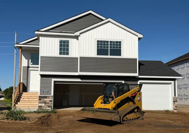 Photo 2 of Single family home for sale at 1815 Pierce St S, Cambridge, MN 55008 | MLS# 7135378 | Listing updated on 2026-09-21