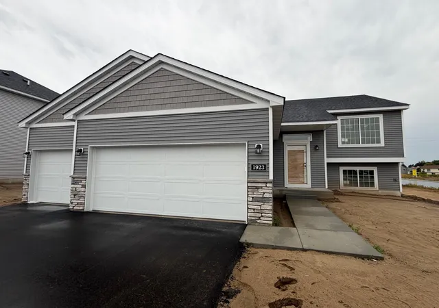 Single family home for sale at 1923 Pierce St S, Cambridge, MN 55008 | MLS# 7135386