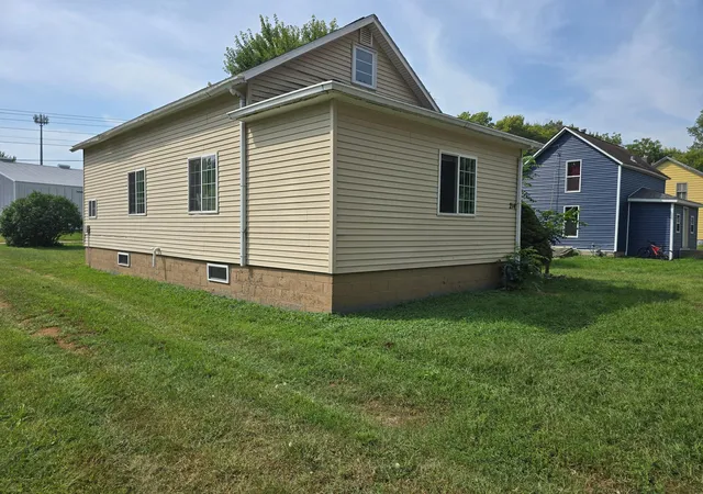 Photo 3 of Sale Pending at 214 E 8th St, Fairmont, MN 56031 | MLS# 7135389 | Listing updated on 2026-09-04
