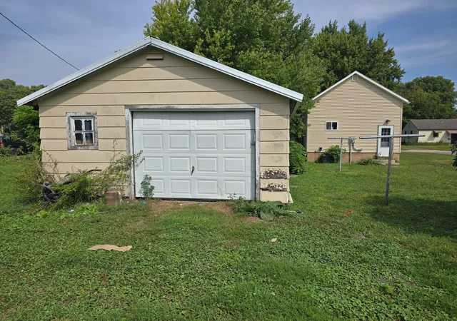 Photo 3 of Sale Pending at 214 E 8Th St, Fairmont, MN 56031 | MLS# 7135389 | Listing updated on 2026-09-04