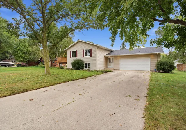 Photo 2 of Single family home for sale at 2704 13th Avenue Nw, Willmar, MN 56201 | MLS# 7135443 | Listing updated on 2026-09-15