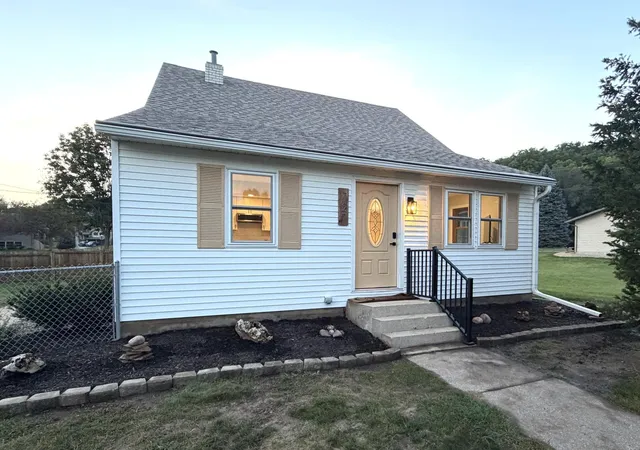 Single family home for sale at 727 S 7Th St, La Crescent, MN 55947 | MLS# 7135684