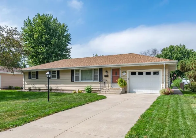 Photo 1 of Single family home for sale at 948 Main St S, Shakopee, MN 55379 | MLS# 7135710 | Listing updated on 2026-09-17