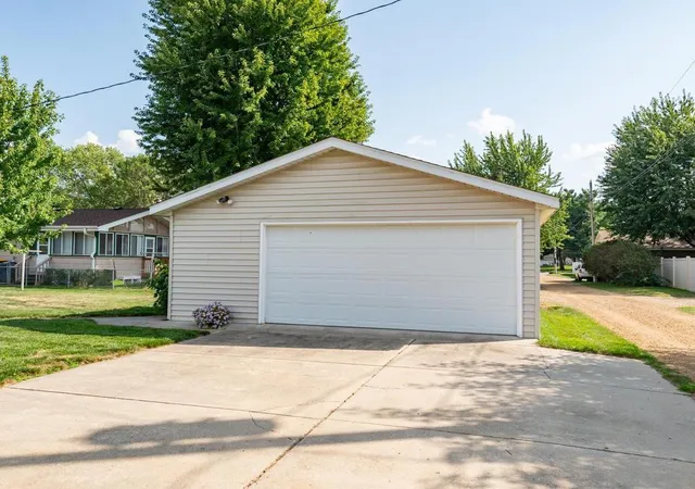 Photo 2 of Single family home for sale at 948 Main St S, Shakopee, MN 55379 | MLS# 7135710 | Listing updated on 2026-09-17