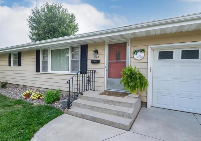 Photo 3 of Single family home for sale at 948 Main St S, Shakopee, MN 55379 | MLS# 7135710 | Listing updated on 2026-09-17