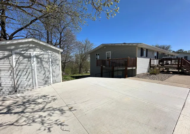 Photo 2 of Multi family home for sale at 520 W State St, Belle Plaine, MN 56011 | MLS# 7135782 | Listing updated on 2026-08-31
