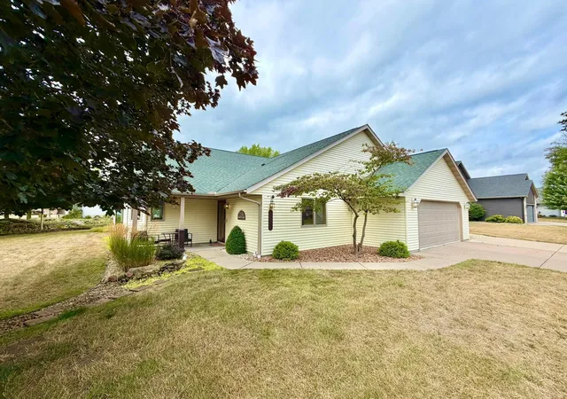 Photo 2 of Single family home for sale at 2520 Sunny Meadow Ln, Red Wing, MN 55066 | MLS# 7135798 | Listing updated on 2026-09-20