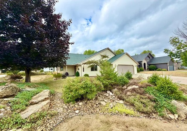 Photo 3 of Single family home for sale at 2520 Sunny Meadow Ln, Red Wing, MN 55066 | MLS# 7135798 | Listing updated on 2026-09-20