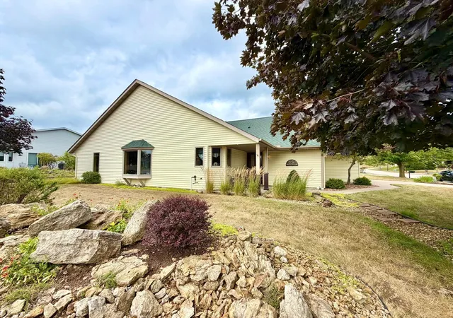 Photo 4 of Single family home for sale at 2520 Sunny Meadow Ln, Red Wing, MN 55066 | MLS# 7135798 | Listing updated on 2026-09-20