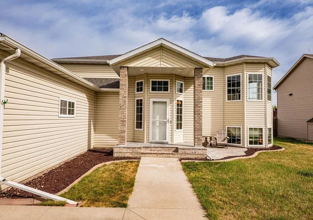 Photo 2 of Single family home for sale at 938 Parkway Dr, West Fargo, ND 58078 | MLS# 7135814 | Listing updated on 2026-08-31
