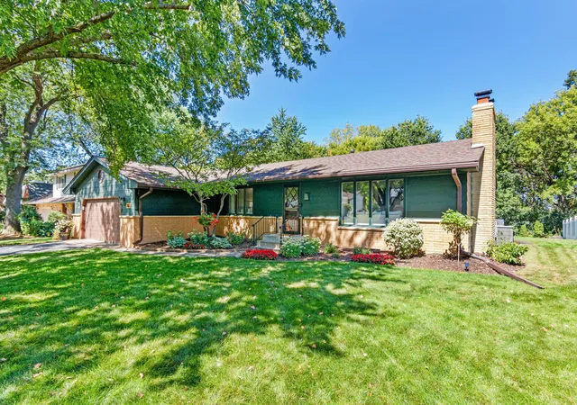 Photo 2 of Single family home for sale at 302 Heritage Cir N, Burnsville, MN 55337 | MLS# 7135848 | Listing updated on 2026-09-07