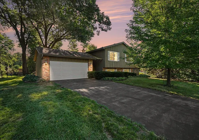 Photo 2 of Sale Pending at 104 Sweetwater Dr, Saint Paul, MN 55124 | MLS# 7135858 | Listing updated on 2026-09-29