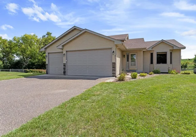 Photo 1 of Single family home for sale at 805 Pond View Ct, Braham, MN 55006 | MLS# 7135940 | Listing updated on 2026-09-07