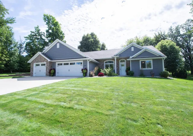 Photo 2 of Single family home for sale at 1853 Aspen Dr, Detroit Lakes, MN 56501 | MLS# 7135959 | Listing updated on 2026-09-05