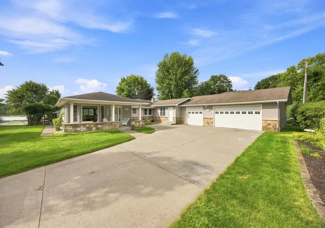 Photo 2 of Single family home for sale at 7806 Gloria Cir, Saint Paul, MN 55112 | MLS# 7136031 | Listing updated on 2026-10-07