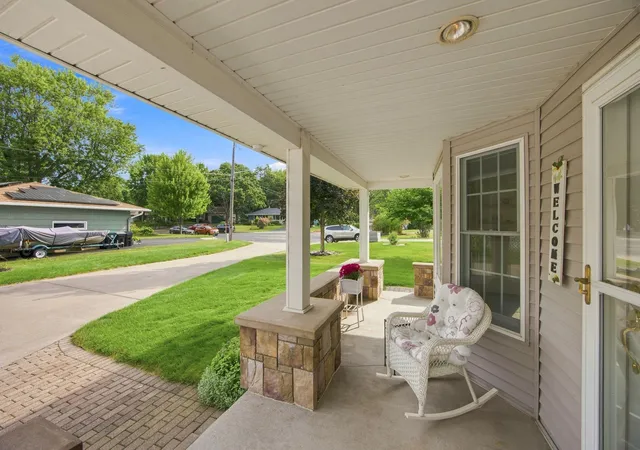 Photo 3 of Single family home for sale at 7806 Gloria Cir, Saint Paul, MN 55112 | MLS# 7136031 | Listing updated on 2026-10-07