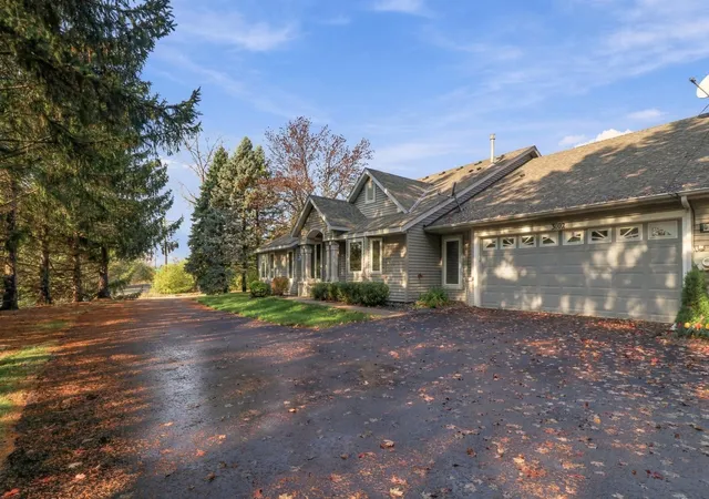 Photo 4 of Single family home for sale at 3102 Manitou Dr, Saint Paul, MN 55110 | MLS# 7136048 | Listing updated on 2026-10-29
