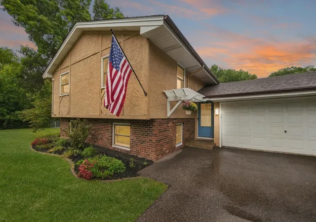 Photo 1 of Single family home for sale at 1602 Long Lake Rd, Saint Paul, MN 55112 | MLS# 7136051 | Listing updated on 2026-10-20