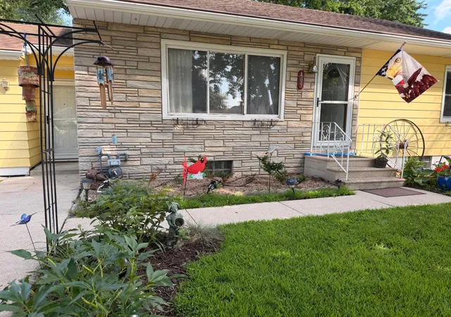 Photo 3 of Single family home for sale at 405 Se 15th Street, Austin, MN 55912 | MLS# 7136108 | Listing updated on 2026-09-18