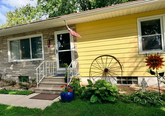 Photo 3 of Single family home for sale at 405 SE 15th Street, Austin, MN 55912 | MLS# 7136108 | Listing updated on 2026-09-18