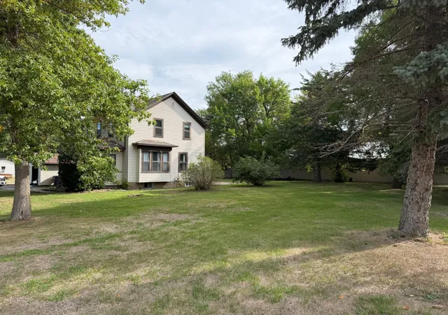 Photo 3 of Single family home for sale at 331 Sw Park St, Luverne, MN 56156 | MLS# 7136140 | Listing updated on 2026-09-01