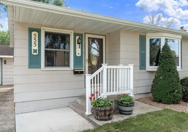 Photo 2 of Sale Pending at 555 15th Street Ne, Owatonna, MN 55060 | MLS# 7136160 | Listing updated on 2026-10-12