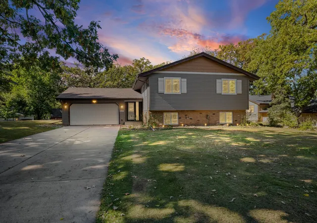 Photo 1 of Single family home for sale at 2625 Seans Way, Saint Paul, MN 55109 | MLS# 7136206 | Listing updated on 2026-10-20