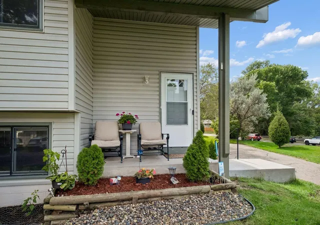 Photo 3 of Single family home for sale at 9535 Hartford Cir, Eden Prairie, MN 55347 | MLS# 7136235 | Listing updated on 2026-10-08