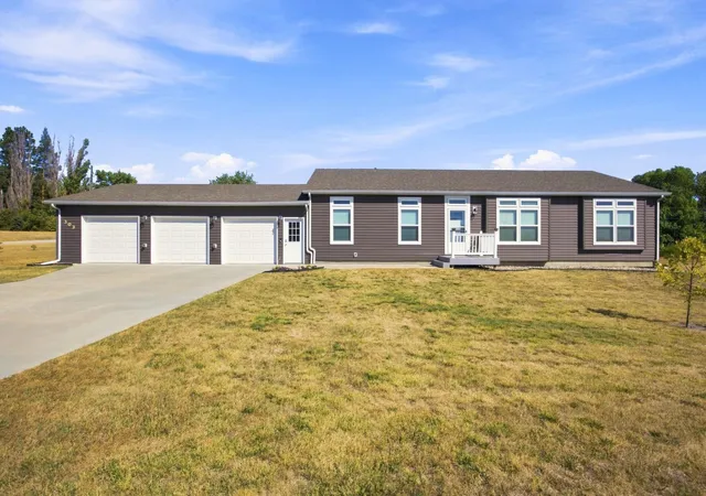 Photo 1 of Single family home for sale at 303 Morrow Dr, Enderlin, ND 58027 | MLS# 7136246 | Listing updated on 2026-09-04