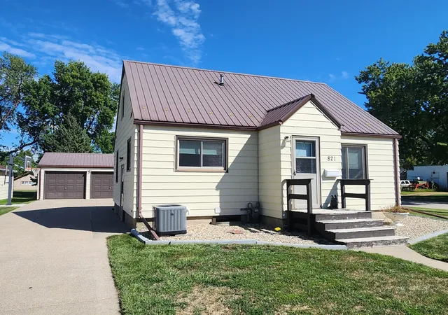 Photo 1 of Single family home for sale at 821 3rd Street Se, Pipestone, MN 56164 | MLS# 7136292 | Listing updated on 2026-09-01