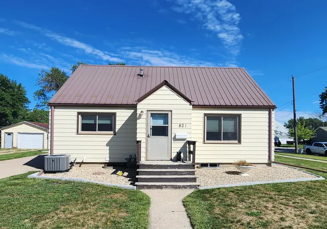 Photo 2 of Single family home for sale at 821 3rd Street Se, Pipestone, MN 56164 | MLS# 7136292 | Listing updated on 2026-09-01