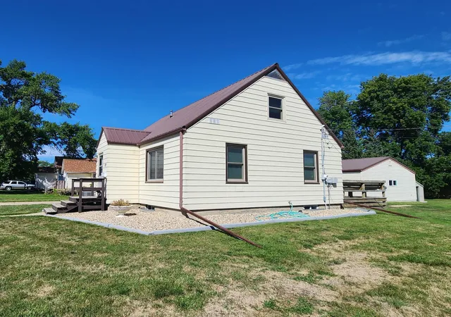 Photo 3 of Single family home for sale at 821 3rd Street Se, Pipestone, MN 56164 | MLS# 7136292 | Listing updated on 2026-09-01