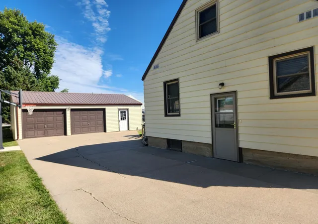 Photo 3 of Single family home for sale at 821 3rd Street SE, Pipestone, MN 56164 | MLS# 7136292 | Listing updated on 2026-09-01