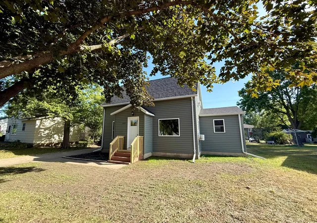 Photo 2 of Single family home for sale at 510 E Plum St, Redwood Falls, MN 56283 | MLS# 7136305 | Listing updated on 2026-09-13