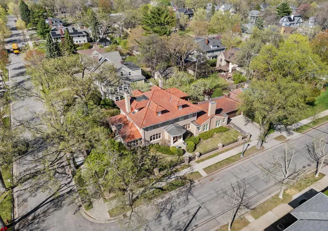 Photo 2 of Single family home for sale at 1724 Summit Ave, Minneapolis, MN 55403 | MLS# 7136307 | Listing updated on 2026-10-21