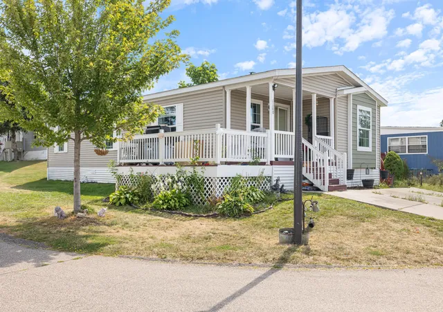 Photo 2 of Single family home for sale at 1360 Rolling Hills Dr, Maplewood, MN 55119 | MLS# 7136339 | Listing updated on 2026-09-01
