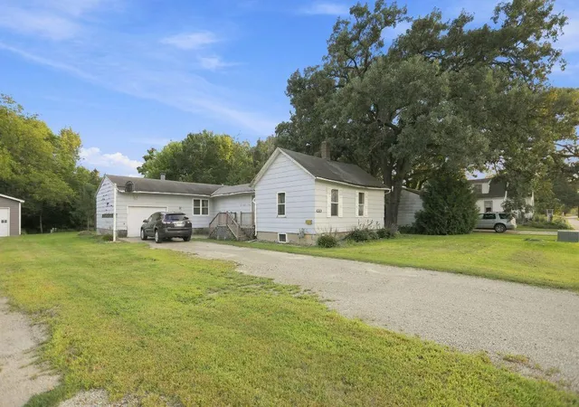 Photo 2 of Single family home for sale at 417 7th Avenue Sw, Waseca, MN 56093 | MLS# 7136434 | Listing updated on 2026-09-19