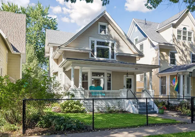 Photo 2 of Single family home for sale at 899 Ashland Ave, Saint Paul, MN 55104 | MLS# 7136464 | Listing updated on 2026-10-08