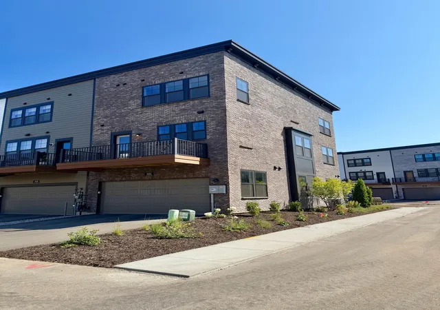 Photo 3 of Single family home for sale at 851 Sweetwater Dr, Saint Paul, MN 55116 | MLS# 7136530 | Listing updated on 2026-09-02
