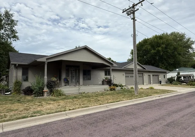 Photo 1 of Sale Pending at 401 Pleasant St, Lakefield, MN 56150 | MLS# 7136549 | Listing updated on 2026-09-08