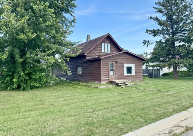 Single family home for sale at 102 5th Avenue SE, Baudette, MN 56623 | MLS# 7136580
