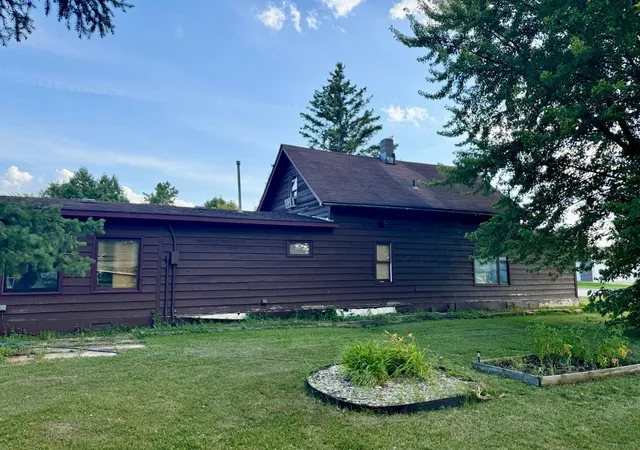 Photo 3 of Single family home for sale at 102 5th Avenue SE, Baudette, MN 56623 | MLS# 7136580 | Listing updated on 2026-09-18