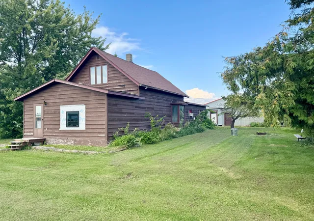 Photo 4 of Single family home for sale at 102 5th Avenue SE, Baudette, MN 56623 | MLS# 7136580 | Listing updated on 2026-09-18